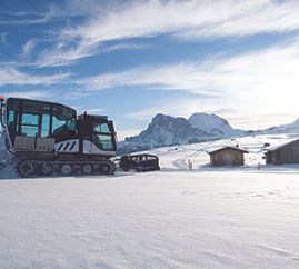 Pistmaskin, snö, blå himmel